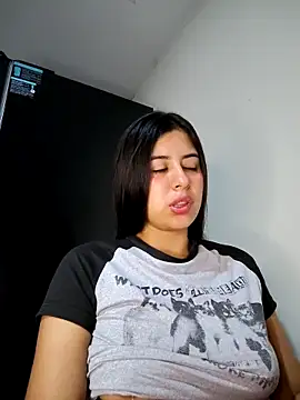 Snapshot of _maiahairy_ chatting on 11/19/25, 11:38 maiahairy online show from 11/19/25, 11:38