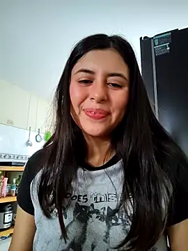 Snapshot of _maiahairy_ chatting on 12/17/25, 12:44 maiahairy online show from 12/17/25, 12:44