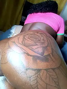 Snapshot of Hugemassivebootie chatting on 11/27/25, 08:00 Hugemassivebootie online show from 11/27/25, 08:00