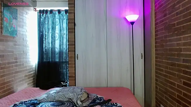 Snapshot of helenacyruss chatting on 10/17/25, 05:48 helenacyruss online show from 10/17/25, 05:48