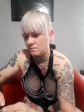 Snapshot of poussichienne chatting on 09/15/25, 03:56 poussichienne online show from 09/15/25, 03:56