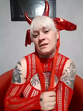 Snapshot of poussichienne chatting on 10/30/25, 04:41 poussichienne online show from 10/30/25, 04:41