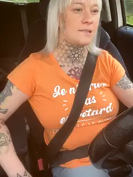 Snapshot of poussichienne chatting on 11/14/25, 11:31 poussichienne online show from 11/14/25, 11:31