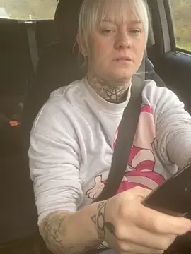 Snapshot of poussichienne chatting on 11/15/25, 12:02 poussichienne online show from 11/15/25, 12:02