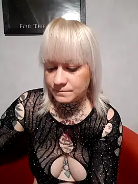 Snapshot of poussichienne chatting on 11/23/25, 04:40 poussichienne online show from 11/23/25, 04:40