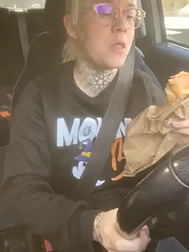 Snapshot of poussichienne chatting on 11/27/25, 11:01 poussichienne online show from 11/27/25, 11:01