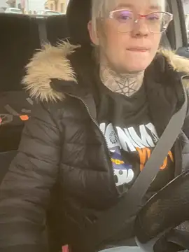 Snapshot of poussichienne chatting on 11/28/25, 10:29 poussichienne online show from 11/28/25, 10:29