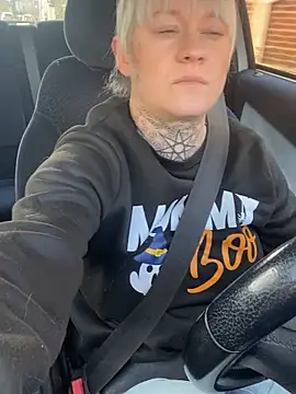 Snapshot of poussichienne chatting on 12/18/25, 12:00 poussichienne online show from 12/18/25, 12:00