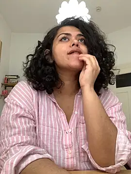 Snapshot of Curvydesifromgermany chatting on 10/15/25, 10:37 Curvydesifromgermany online show from 10/15/25, 10:37