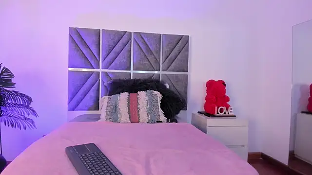 Laura Dicardy online show from 09/26/25, 07:40