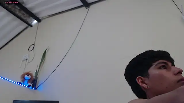 Snapshot of Lukas_strong chatting on 11/16/25, 02:22 Lukas strong online show from 11/16/25, 02:22