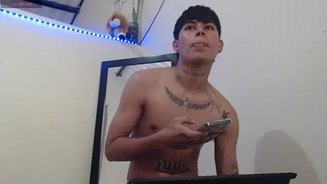 Snapshot of Lukas_strong chatting on 11/19/25, 01:11 Lukas strong online show from 11/19/25, 01:11