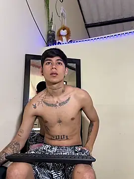 Snapshot of Lukas_strong chatting on 11/24/25, 02:06 Lukas strong online show from 11/24/25, 02:06