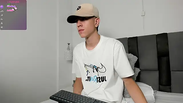 Snapshot of Dei_v_48 chatting on 03/10/25, 08:34 Dei v 48 online show from 03/10/25, 08:34