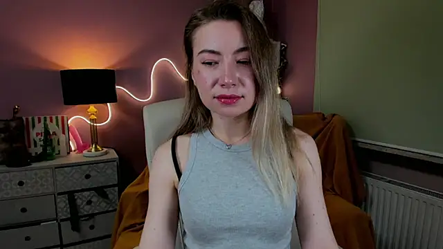 Snapshot of Mia_Tasty chatting on 12/17/25, 07:36 Mia Tasty online show from 12/17/25, 07:36