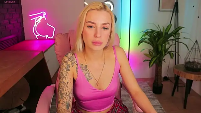 Crystal Barbie online show from 03/18/25, 04:37