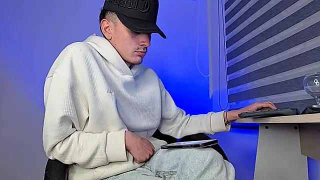 Snapshot of bastia_noooo chatting on 11/14/25, 03:27 bastia noooo online show from 11/14/25, 03:27