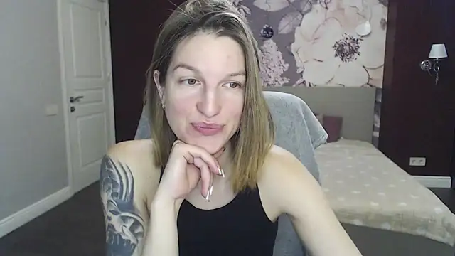 EmilyWalkeri online show from 02/05/25, 07:50