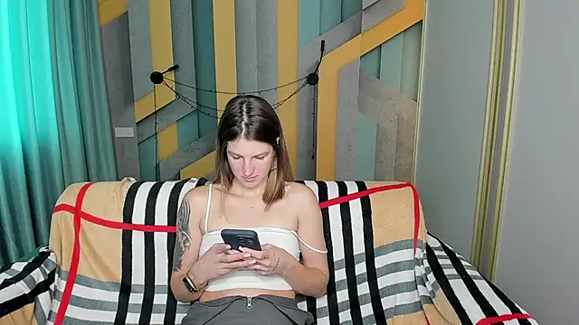 EmilyWalkeri online show from 10/17/25, 07:33