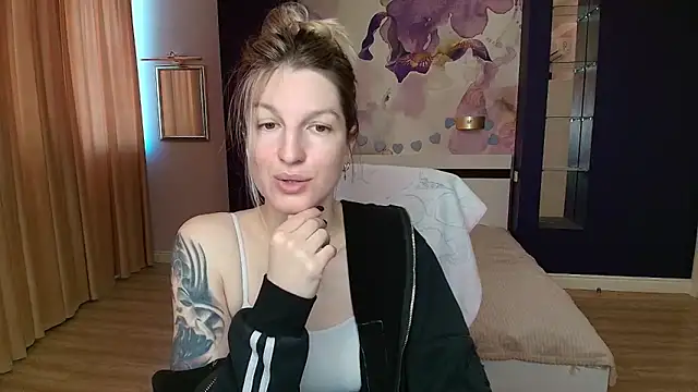 EmilyWalkeri online show from 05/17/26, 07:17