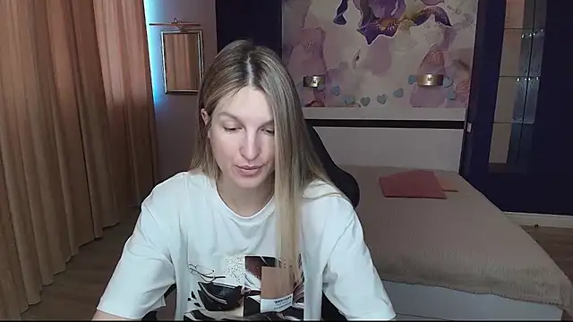 EmilyWalkeri online show from 06/16/26, 07:00