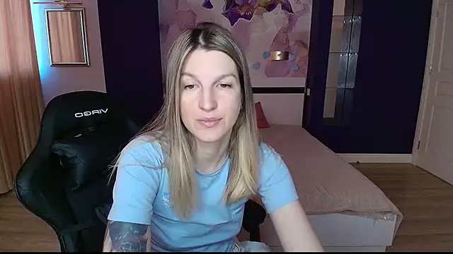 EmilyWalkeri online show from 06/17/26, 06:49