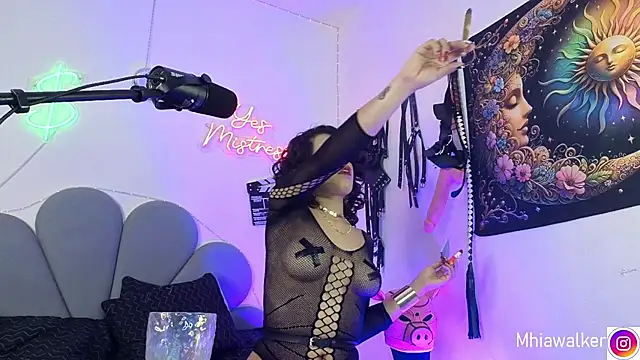 Snapshot of MhiaCorleone chatting on 10/18/25, 09:21 MhiaCorleone online show from 10/18/25, 09:21