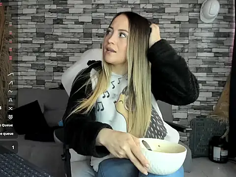 Snapshot of cindy_love2 chatting on 10/03/25, 03:09 cindy love2 online show from 10/03/25, 03:09