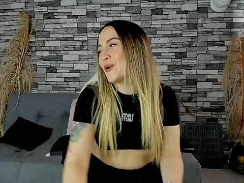 Snapshot of cindy_love2 chatting on 10/13/25, 04:18 cindy love2 online show from 10/13/25, 04:18