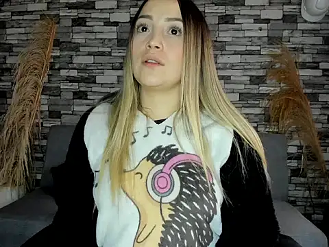 Snapshot of cindy_love2 chatting on 10/23/25, 07:45 cindy love2 online show from 10/23/25, 07:45