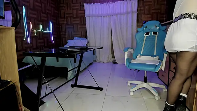 Snapshot of Cristina_Vanegas631 chatting on 11/12/25, 12:44 Cristina Vanegas631 online show from 11/12/25, 12:44