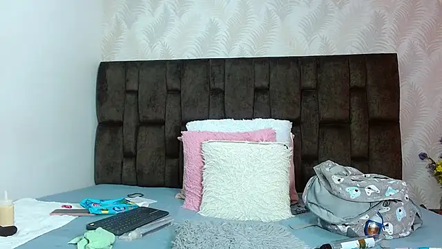 Snapshot of JuanitaDelMar chatting on 10/18/25, 01:01 JuanitaDelMar online show from 10/18/25, 01:01