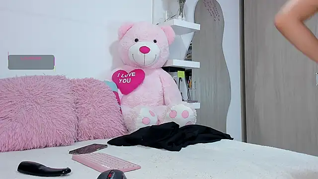 Snapshot of Queen_Antonella_Oficial chatting on 01/14/26, 10:36 Queen Antonella Oficial online show from 01/14/26, 10:36