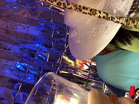 Snapshot of gurlnips chatting on 02/14/25, 10:07 gurlnips online show from 02/14/25, 10:07