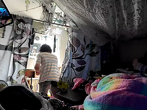 Snapshot of gurlnips chatting on 02/28/25, 08:28 gurlnips online show from 02/28/25, 08:28