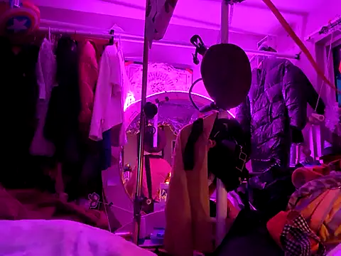 Snapshot of gurlnips chatting on 03/19/25, 01:51 gurlnips online show from 03/19/25, 01:51