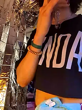 Snapshot of gurlnips chatting on 03/21/25, 01:56 gurlnips online show from 03/21/25, 01:56