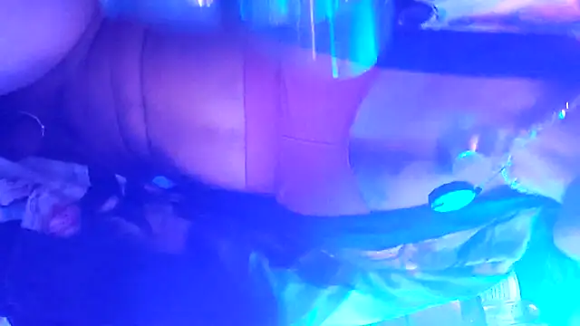 Snapshot of gurlnips chatting on 10/06/25, 11:40 gurlnips online show from 10/06/25, 11:40