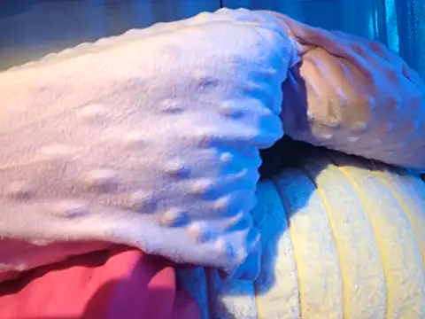 Snapshot of gurlnips chatting on 10/29/25, 08:49 gurlnips online show from 10/29/25, 08:49