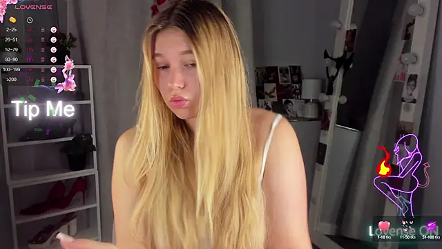 Snapshot of Rebecca_Kelly chatting on 09/16/25, 01:39 Rebecca Kelly online show from 09/16/25, 01:39