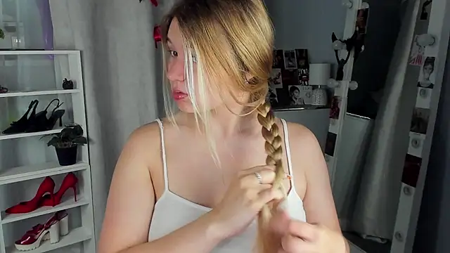 Snapshot of Rebecca_Kelly chatting on 09/20/25, 02:01 Rebecca Kelly online show from 09/20/25, 02:01