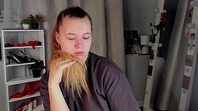 Snapshot of Rebecca_Kelly chatting on 10/04/25, 02:09 Rebecca Kelly online show from 10/04/25, 02:09