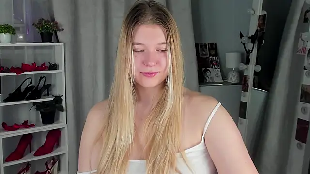 Snapshot of Rebecca_Kelly chatting on 10/18/25, 02:14 Rebecca Kelly online show from 10/18/25, 02:14