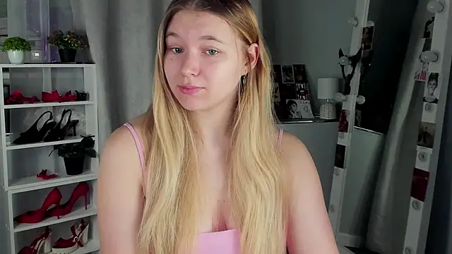 Snapshot of Rebecca_Kelly chatting on 10/22/25, 02:01 Rebecca Kelly online show from 10/22/25, 02:01