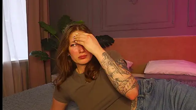 Snapshot of Liv_Fay chatting on 09/18/25, 02:52 Liv Fay online show from 09/18/25, 02:52