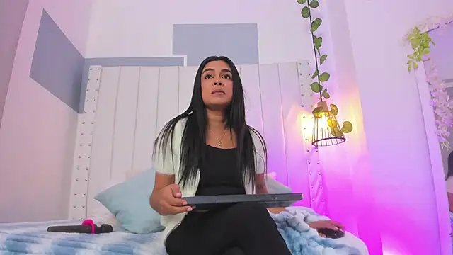 Snapshot of hannah_gray chatting on 10/21/25, 11:00 hannah gray online show from 10/21/25, 11:00