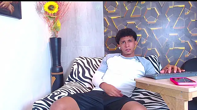 Snapshot of dominic_smith_ chatting on 09/22/25, 10:56 dominic smith online show from 09/22/25, 10:56