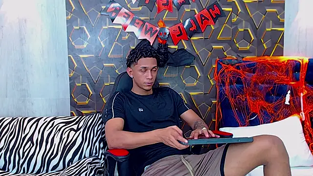 Snapshot of dominic_smith_ chatting on 10/26/25, 06:25 dominic smith online show from 10/26/25, 06:25