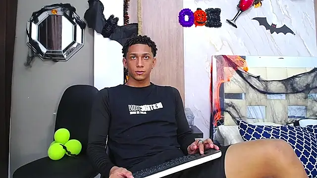 Snapshot of dominic_smith_ chatting on 10/28/25, 10:45 dominic smith online show from 10/28/25, 10:45