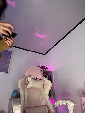 Snapshot of Tsuki-moon chatting on 10/09/25, 11:19 Tsuki-moon online show from 10/09/25, 11:19